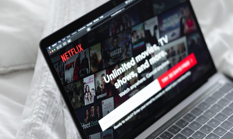 Trucuri de căutare pe Netflix. Codurile secrete prin care poți vedea mai multe filme