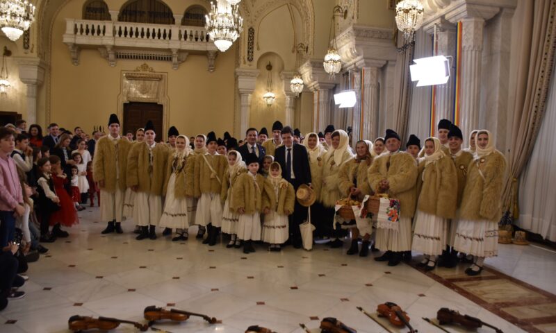 Colindători la Palatul Cotroceni: Nicușor Dan a primit colaci și o pălărie tradițională