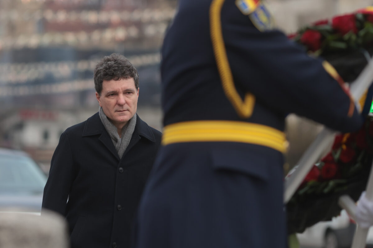 Nicuşor Dan a depus o coroană de flori în Piaţa Universităţii, în memoria victimelor Revoluţiei din 1989