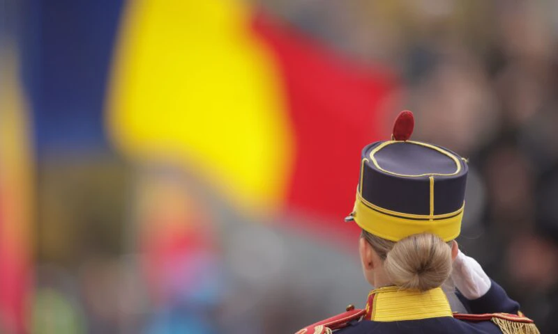 Retragerea cu torțe încheie manifestările de Ziua Națională. Militarii Brigăzii 30 Gardă „Mihai Viteazul”, pe traseul tradițional prin București