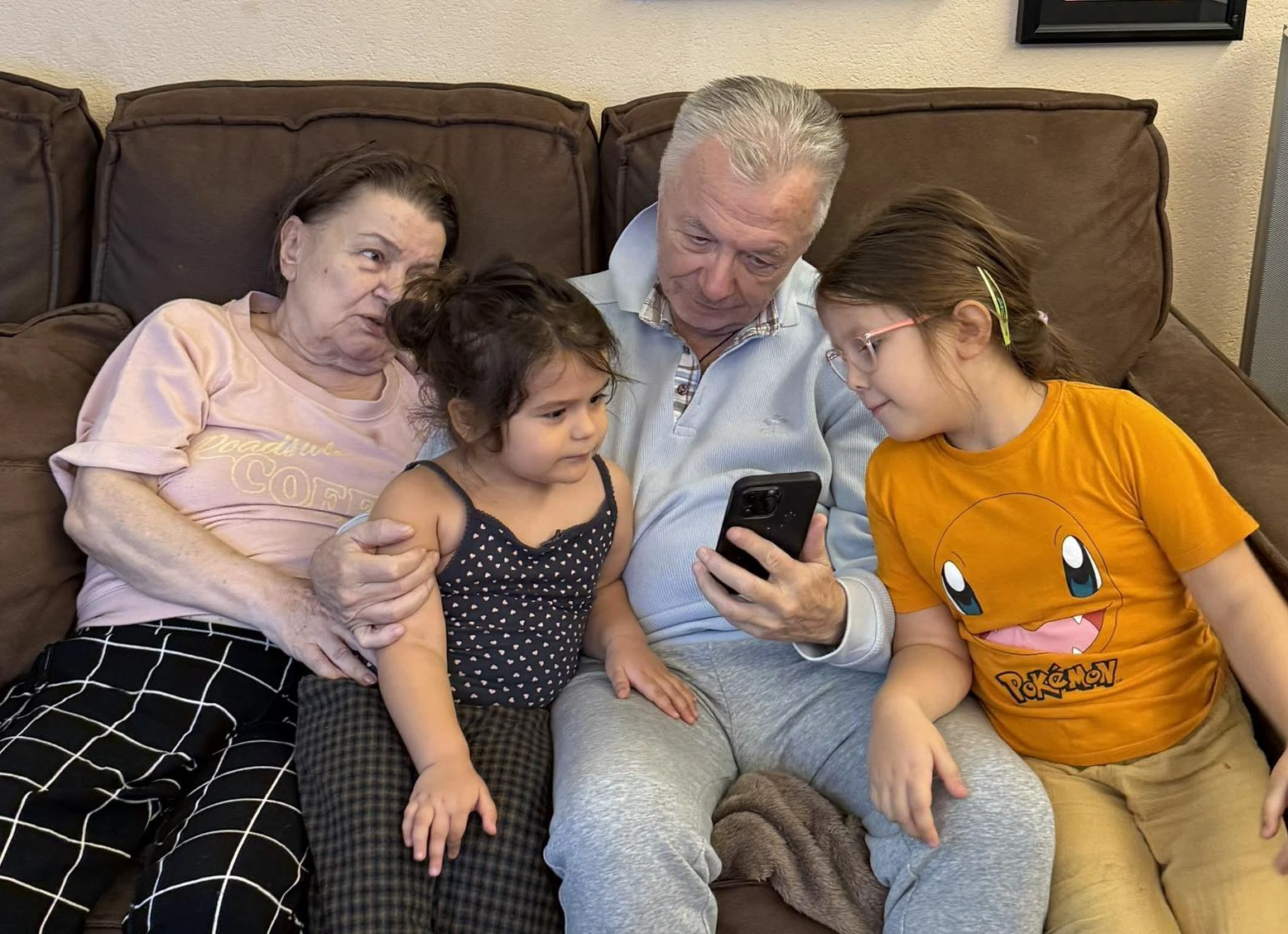 Părinții lui Codin Maticiuc alături de nepoate