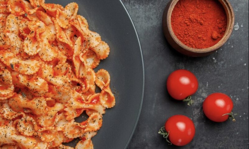 Paste de post cu sos roșu și usturoi. Le pregătești în câteva minute