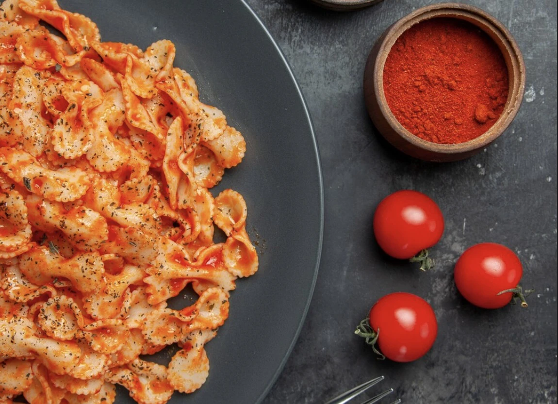 Paste de post cu sos roșu și usturoi. Le pregătești în câteva minute