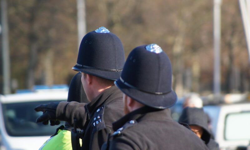 Doi români, prinși în timp ce încercau să transporte ilegal 50 de migranți în Marea Britanie