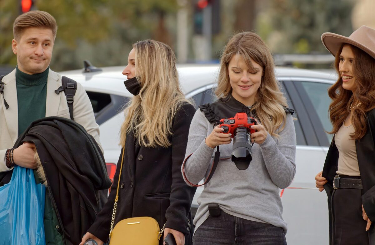 Țara din Europa care testează „ora prieteniei”. Timp liber plătit pentru a combate singurătatea