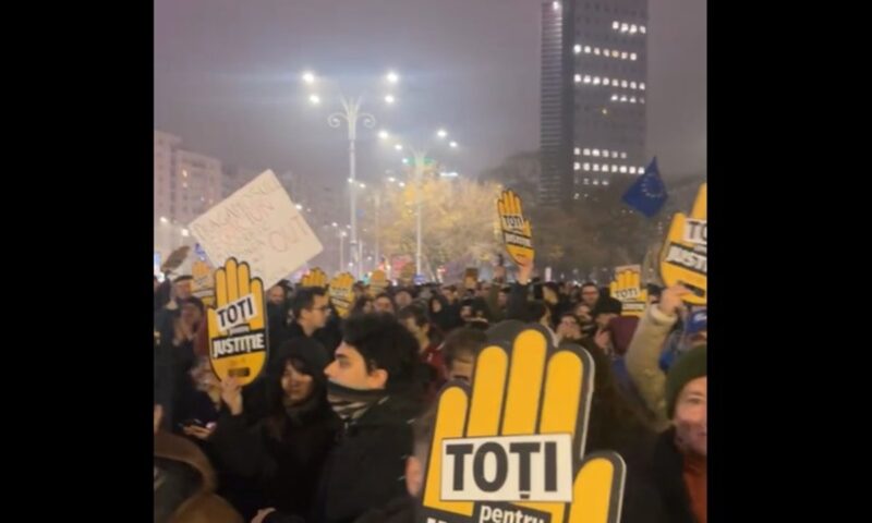 A treia zi de proteste în Capitală. Oamenii cer demisia Liei Savonea: Afară, afară, eşti mult prea specială