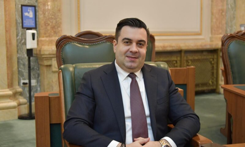 Fostul ministru al Transporturilor, Răzvan Cuc, reținut. Ar fi intermediat o mită de un milion de euro. Update