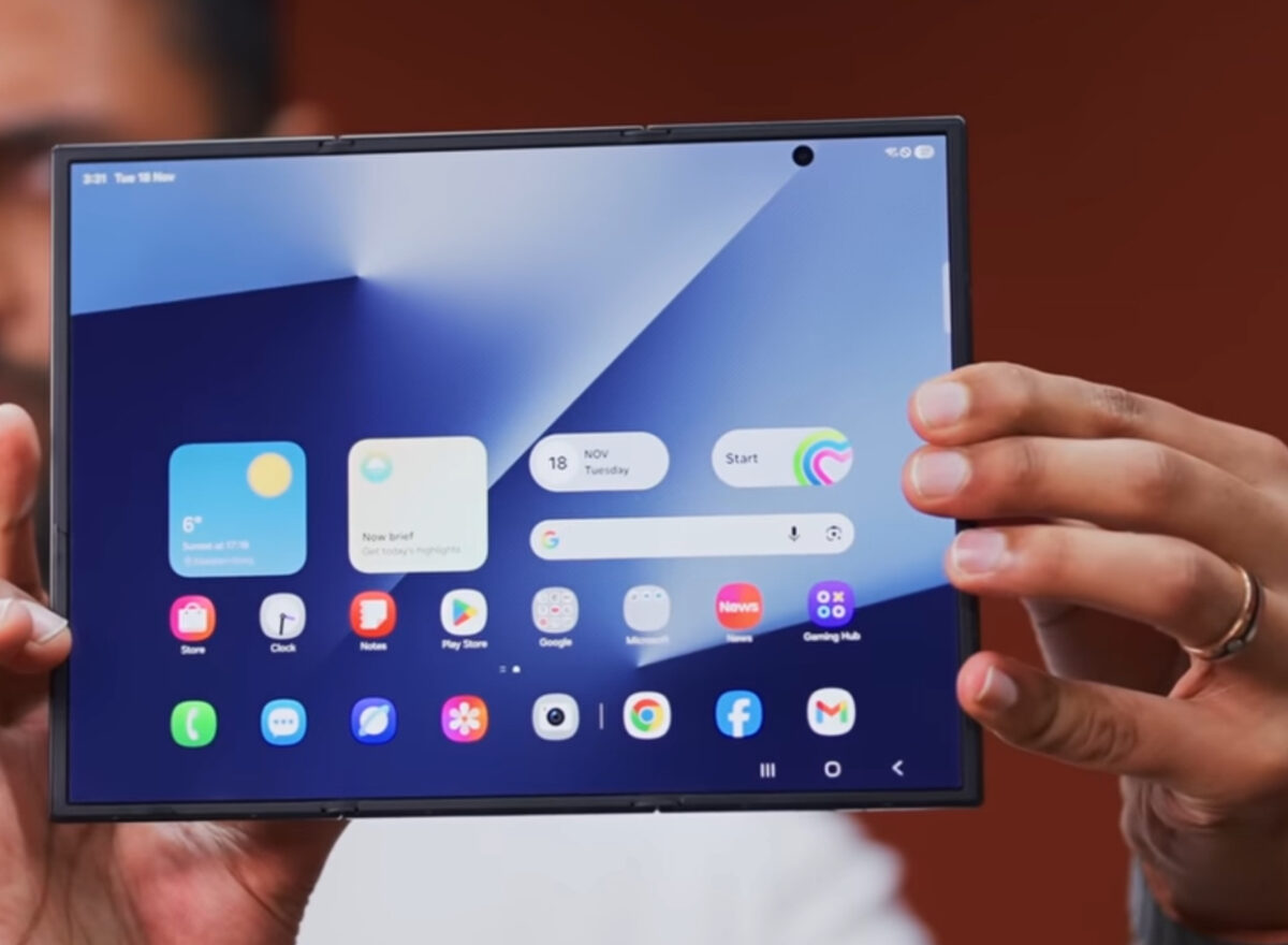 Cum arată smartphone-ul viitorului. Samsung vrea să revoluționeze piața cu telefonul care se pliază în trei