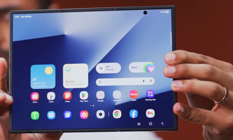 Cum arată smartphone-ul viitorului. Samsung vrea să revoluționeze piața cu telefonul care se pliază în trei