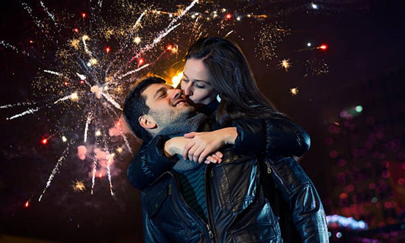 Sărutul de Revelion: ritualul care aduce noroc și dragoste în noul an