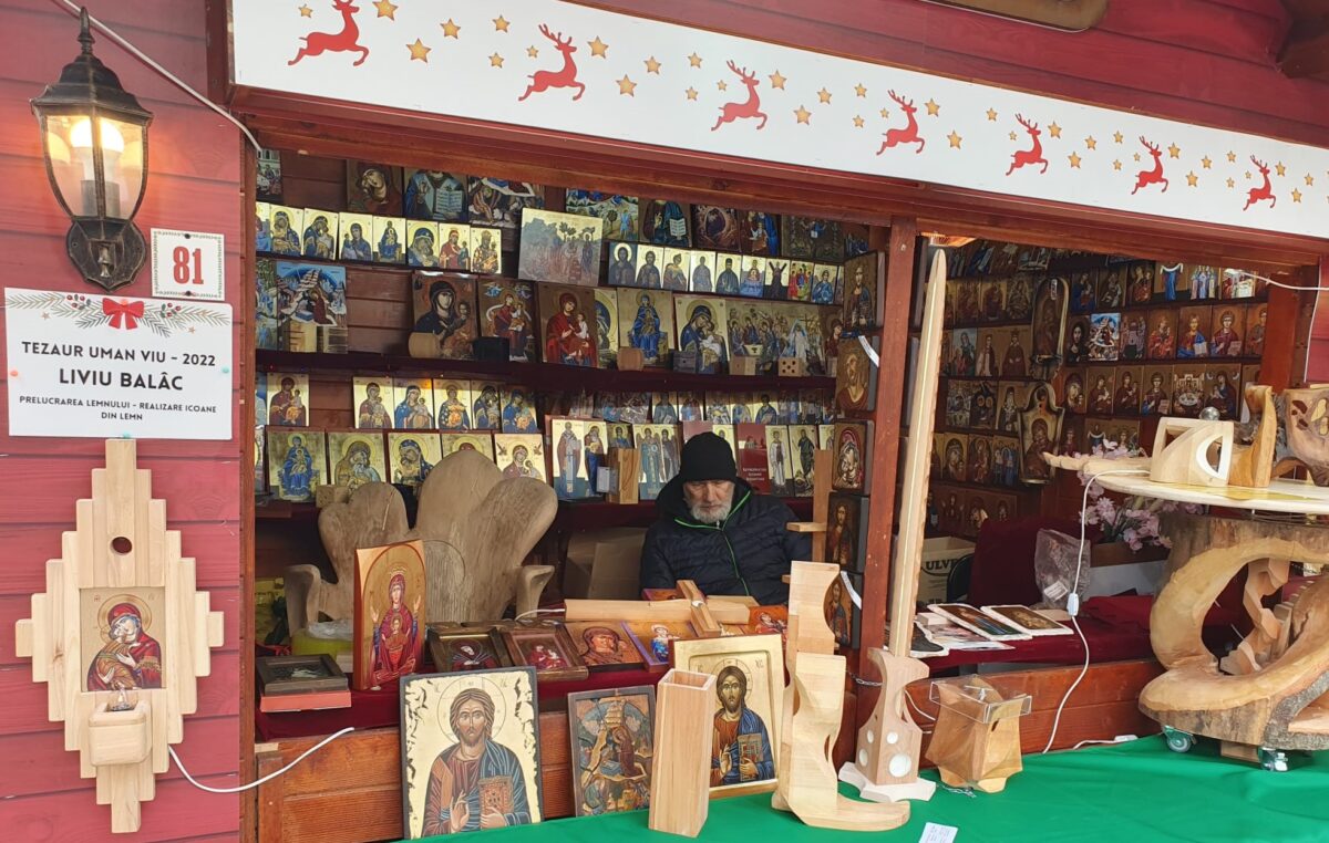 Povești de la Târgul de Crăciun: Liviu Balâc, artistul iconar care ajută oamenii prin sculptură. Exclusiv