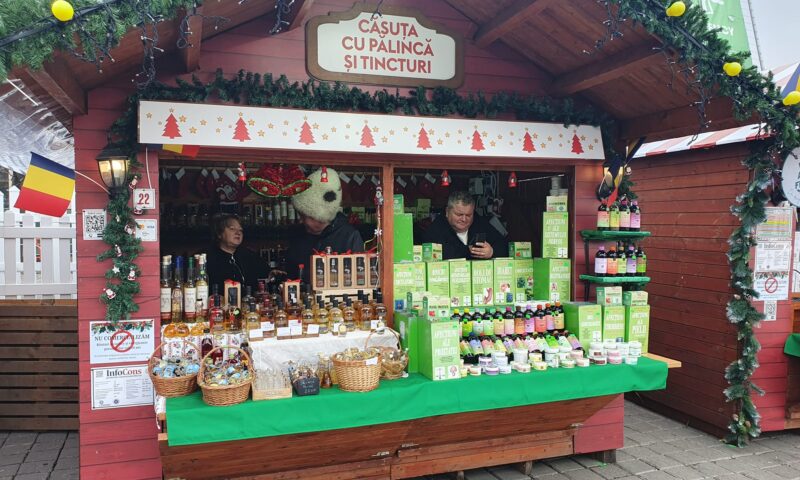 De la poalele Apusenilor, în Piața Constituției. Cum a ajuns Marius Țirban să-și vândă plantele de leac la Târgul de Crăciun. Exclusiv