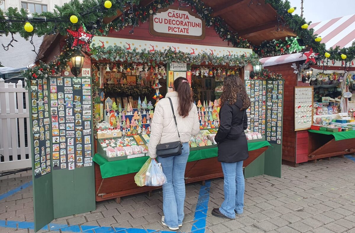Românii vin la Târgul de Crăciun să mănânce și să bea vin fiert. Turiștii străini cumpără și altceva decât mâncare. Exclusiv