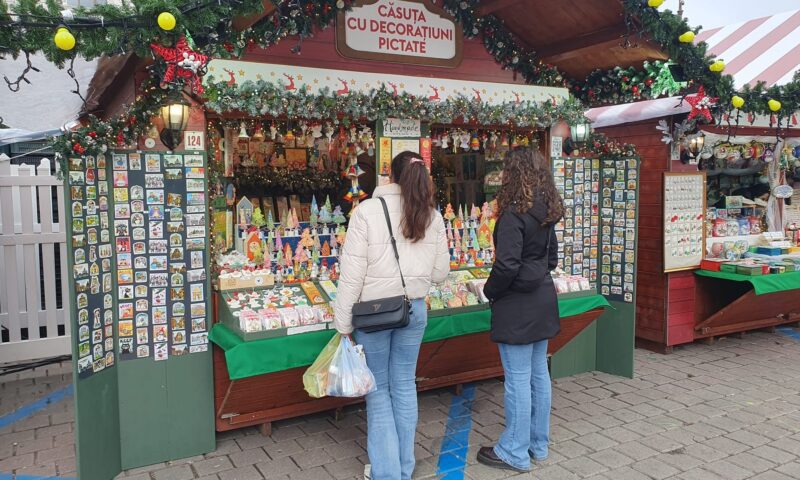 Românii vin la Târgul de Crăciun să mănânce și să bea vin fiert. Turiștii străini cumpără și altceva decât mâncare. Exclusiv