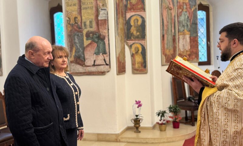 Traian și Maria Băsescu, la nunta de aur. Cei doi și-au reînnoit jurămintele în fața familiei, la biserică