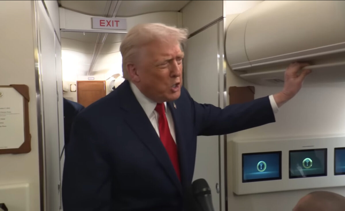 Moment stânjenitor la bordul Air Force One. Trump, lovit de ușa unei băi în timp ce vorbea cu jurnaliștii