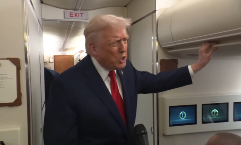 Moment stânjenitor la bordul Air Force One. Trump, lovit de ușa unei băi în timp ce vorbea cu jurnaliștii