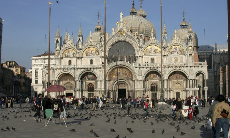 Ce este „taxa de oraș” și cum ajunge să fie atât de diferită de la o destinație la alta