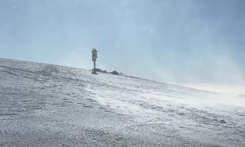 Turiștii care merg pe munte, atenționați de salvamontiști: Sunt riscuri majore din cauza vremii