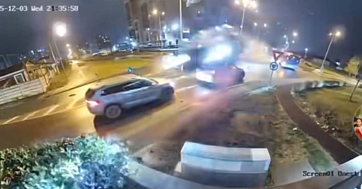 O maşină a zburat peste un sens giratoriu din Oradea. Șoferul a scăpat nevătămat