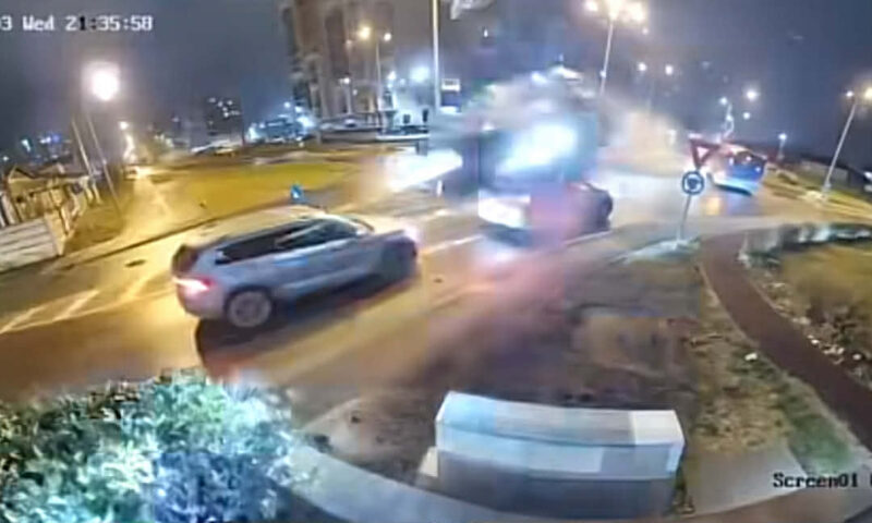 O maşină a zburat peste un sens giratoriu din Oradea. Șoferul a scăpat nevătămat