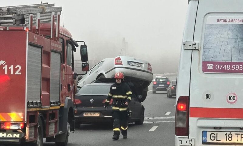 Accident la ieșirea din Galați spre Brăila. Mai multe mașini s-au ciocnit în lanț