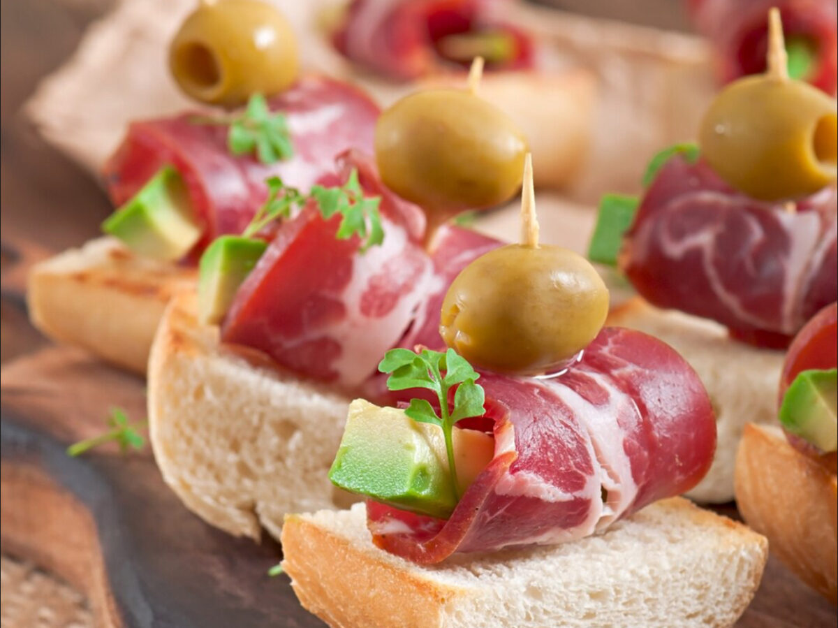 Idei de aperitive pentru masa de Revelion. Vor arăta spectaculos pe platourile festive