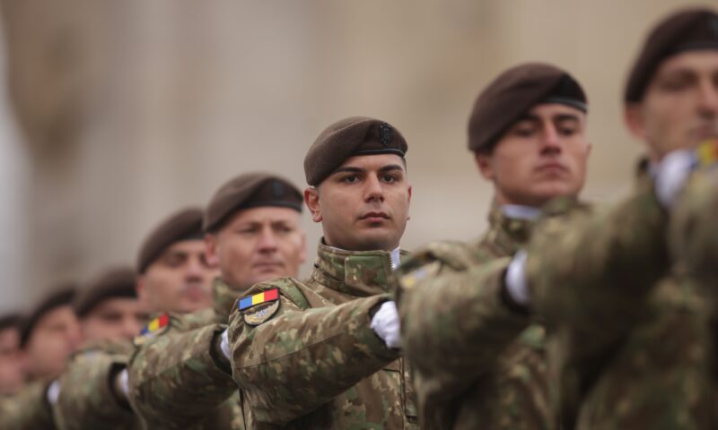 Ce se întâmplă cu serviciul militar obligatoriu în România. De ce țara noastră a ales o formă diferită