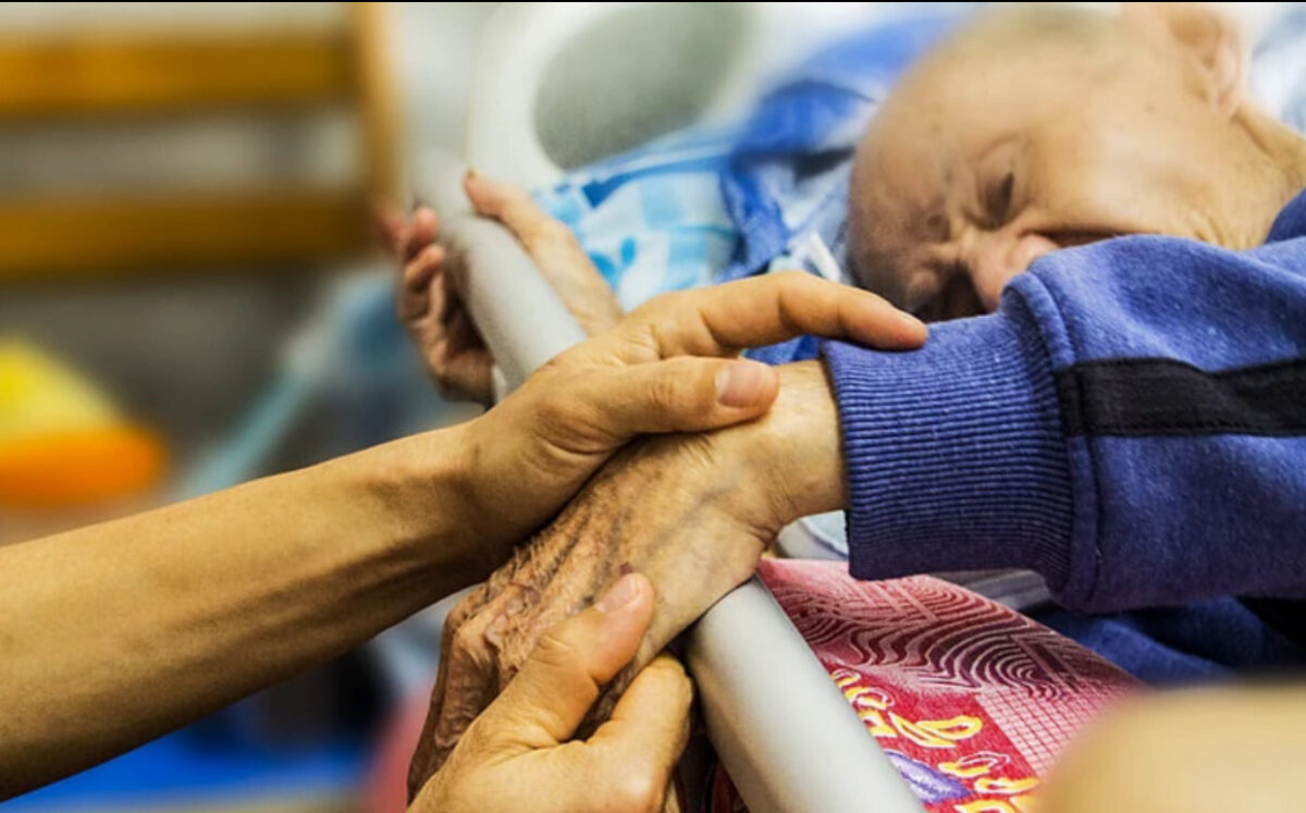 Bătrânii cazați în azilul groazei din Timiș, internați cu scabie. DSP a deschis o anchetă epidemiologică