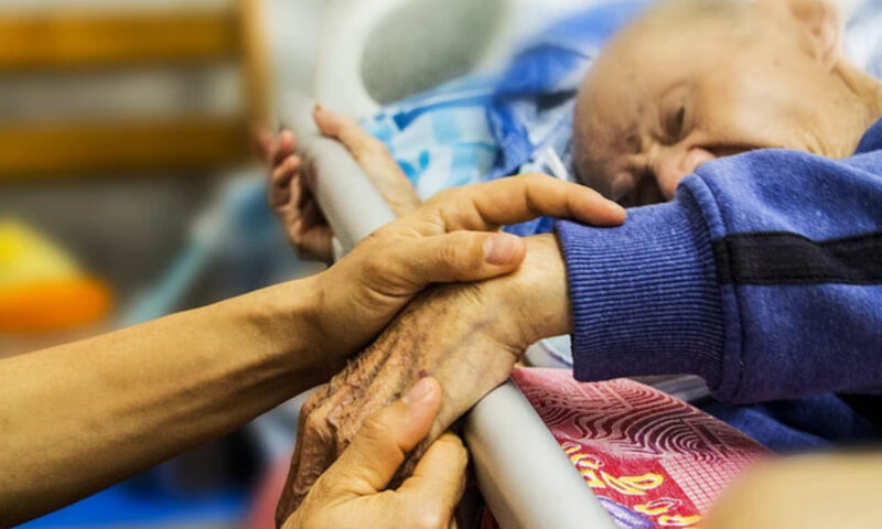 Bătrânii cazați în azilul groazei din Timiș, internați cu scabie. DSP a deschis o anchetă epidemiologică