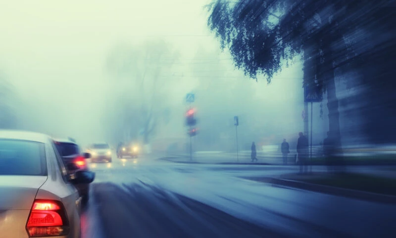 Ceața și carosabilul umed pun probleme în traficul din opt județe