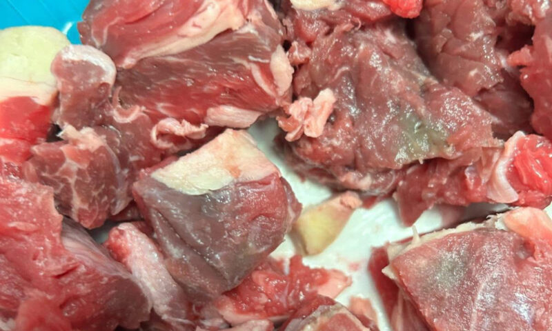 Mii de kilograme de carne de porc expirată, retrase în magazine înainte de Crăciun