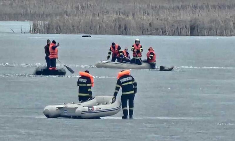 Doi frați de 12 și 14 ani au murit înecați în acumularea Tăcuta, Vaslui, după ce gheața s-a rupt sub ei