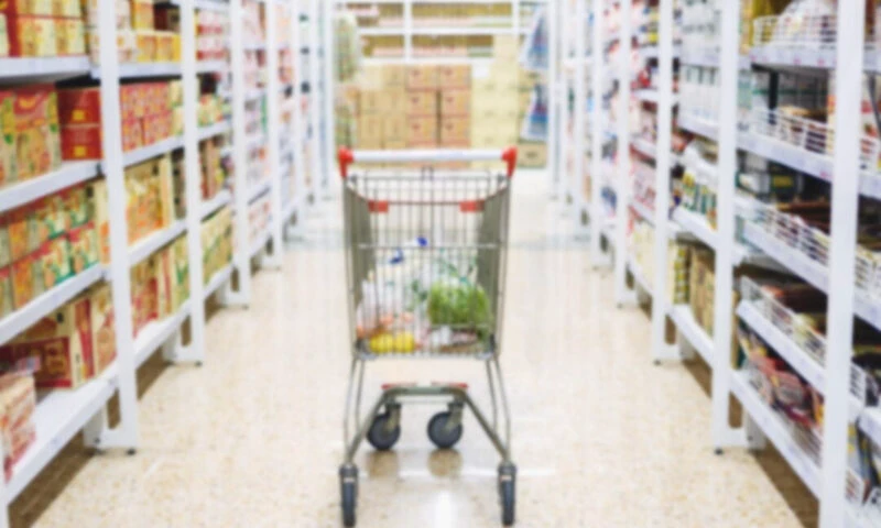 Coșul de cumpăraturi, mai gol înainte de Sărbători. Cât plătesc românii pentru a avea strictul necesar pe masa de Crăciun