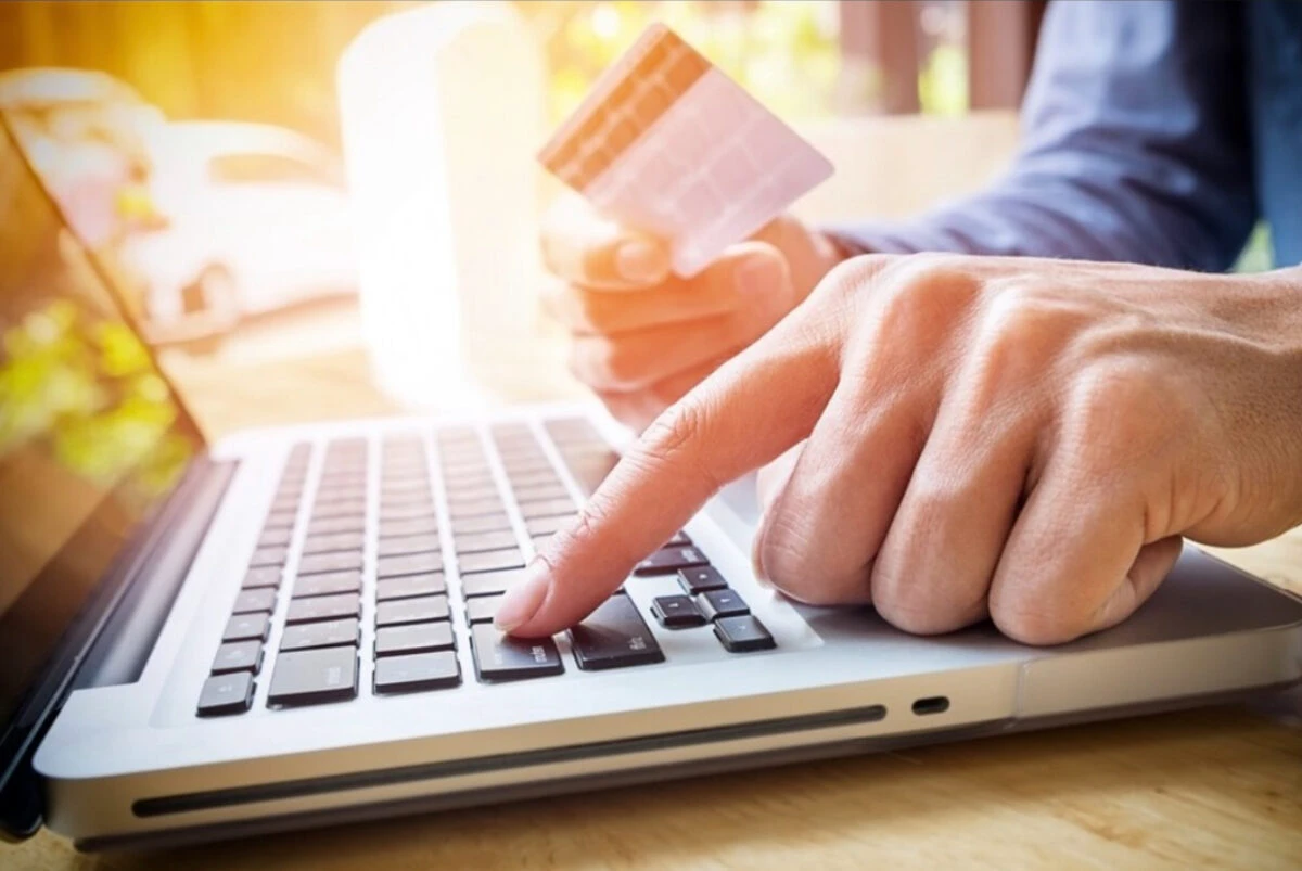 Greșeala pe care românii o fac frecvent în mediul online și care le schimbă viața peste noapte