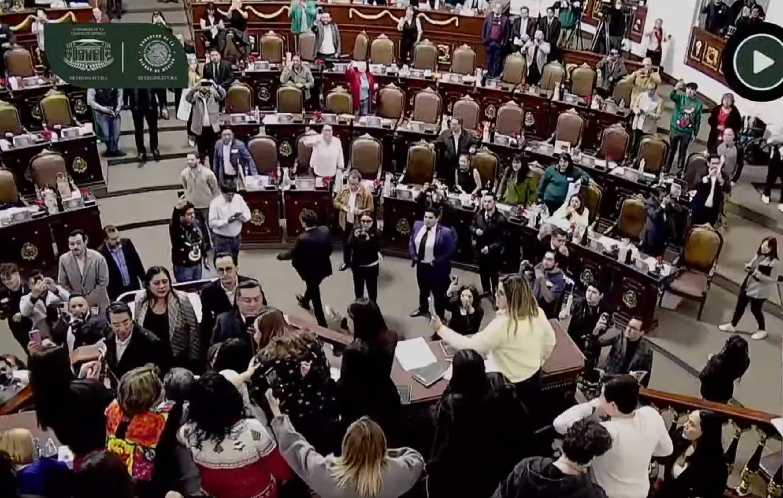 Bătaie între parlamentarele din Mexic la un Congres