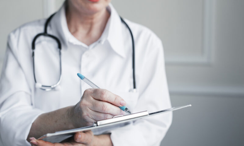 O doctoriță, acuzată că pensiona prea devreme cadre militare și angajați MAI