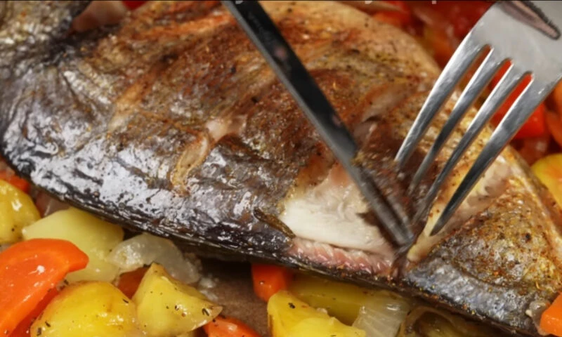 Doradă la cuptor cu legume. Rețeta care te ajută să îți răsfeți familia de Moș Nicolae
