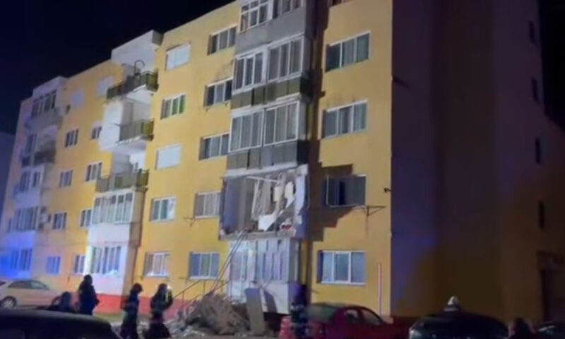 Explozie puternică într-un bloc din Aleșd. O femeie a fost grav rănită