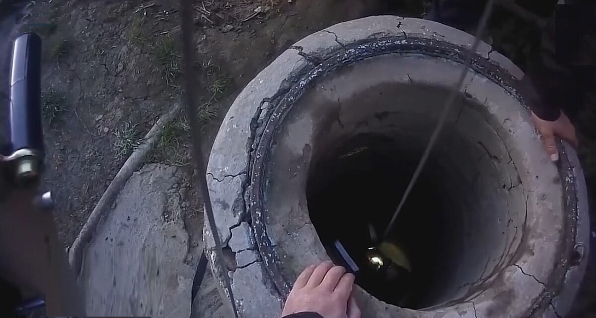 Femeie prinsă într-o fântână adâncă de 15 metri. Salvarea a venit din comunitate