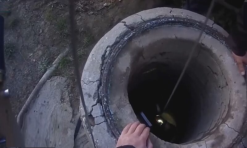 Femeie prinsă într-o fântână adâncă de 15 metri. Salvarea a venit din comunitate