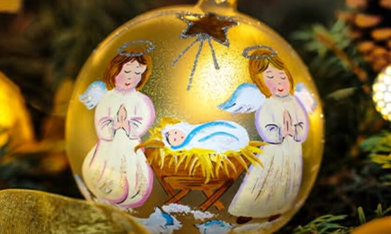 Globurile de sticlă, o raritate pe piața acaparată de chinezării. Meșteșugul, readus la viață de un clujean