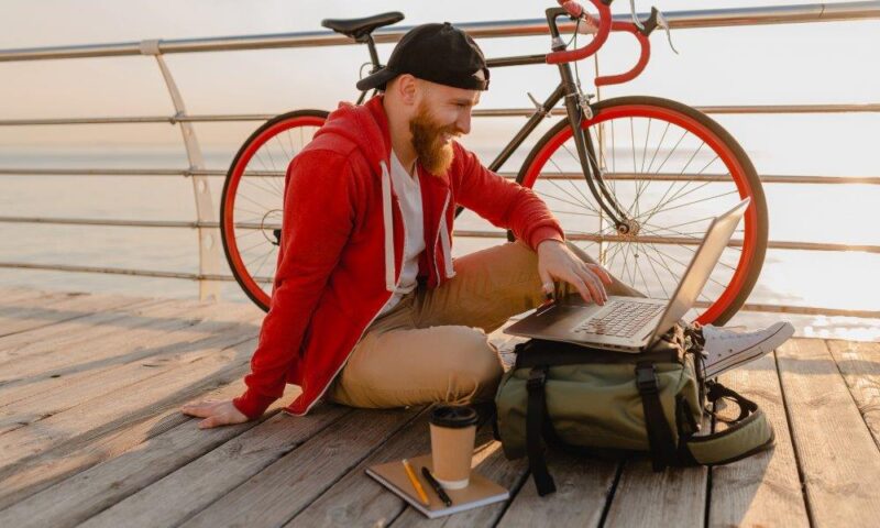 Nomad digital în Europa: cum să explorezi orașele cu rucsacul în spate