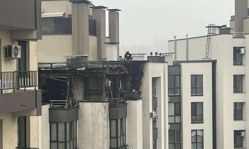 Clipe de panică în Chișinău. Bloc cu 15 etaje cuprins de flăcări, nouă echipaje la fața locului. Video