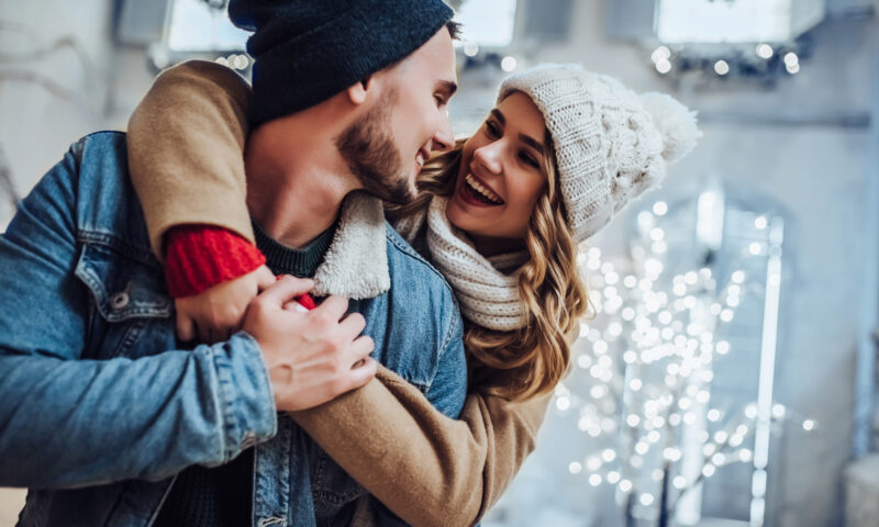 Patru zodii vor avea parte de iubire neașteptată chiar înainte de Revelion