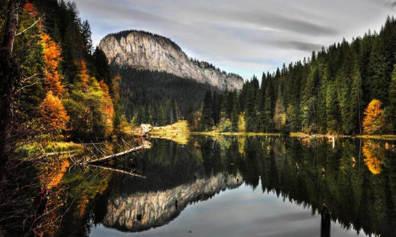 Legenda uitată a Miresei din Lacul Roșu. Povestea rareori spusă despre tânăra care s-a aruncat în apă pentru a scăpa de un tâlhar