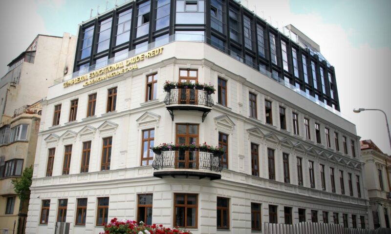 Complexul Educațional Laude-Reut lansează programul de burse „O șansă pentru viitorul tău” pentru elevii de clasa a VIII-A