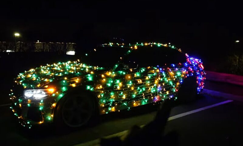 Mașini ca un Pom de Crăciun, pe străzile din România. Excentricii riscă amenzi de până la 1.300 lei