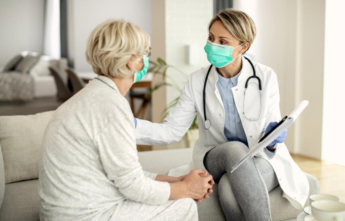 Tot ce trebuie să știi despre serviciile gratuite oferite de medicul de familie la domiciliu. În ce situații le poți solicita