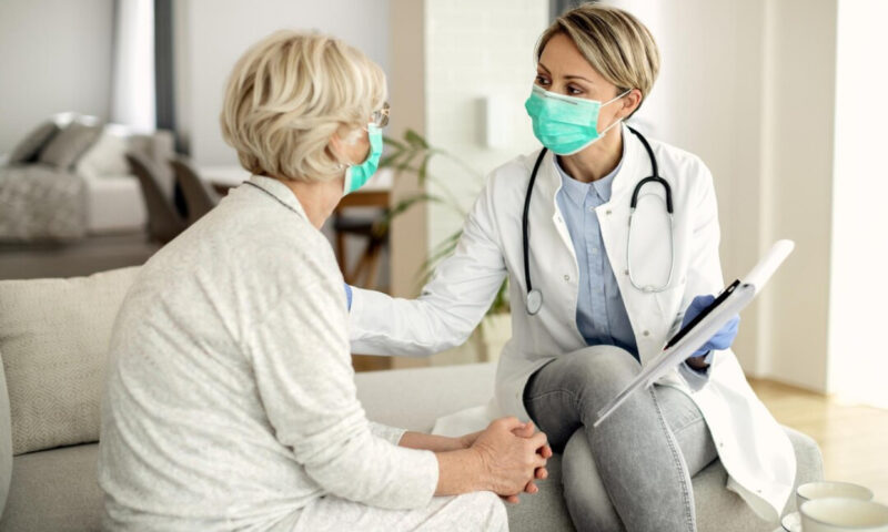 Tot ce trebuie să știi despre serviciile gratuite oferite de medicul de familie la domiciliu. În ce situații le poți solicita